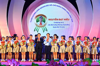Đồng chí Vương Đình Huệ, Ủy viên Bộ Chính trị, Bí thư Thành ủy Hà Nội và đồng chí Nguyễn Ngọc Lương, Bí thư T.Ư Đoàn TNCS Hồ Chí Minh, Chủ tịch Hội đồng Đội T.Ư, trao biểu trưng tặng các đại biểu "Thiếu nhi tiêu biểu làm theo lời Bác".