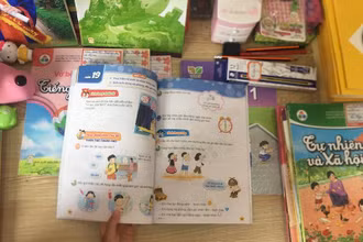 Ngoài thời gian học tập trên lớp, học sinh lớp 1 không phải làm thêm bài tập về nhà. Ảnh: ĐỨC DUY
