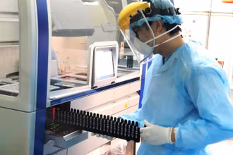 Mẫu xét nghiệm các trường hợp F1 liên quan được khẩn trương thực hiện tại Trung tâm Y tế dự phòng Hải Phòng.
