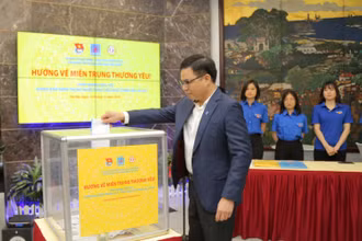 Tổng Giám đốc PVN Lê Mạnh Hùng tham gia quyên góp ủng hộ đồng bào miền trung.