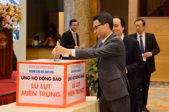 Phó Thủ tướng Chính phủ Vũ Đức Đam, lãnh đạo Bộ GD-ĐT quyên góp ủng hộ đồng bào miền trung, sáng 31-10