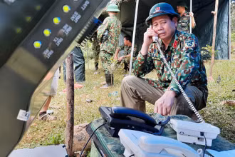 Thông tin từ hiện trường với Sở chỉ huy tiền phương trung ương được diễn ra liên tục. (Ảnh: Nhóm PV Báo Quảng Nam)