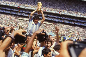 Diego Maradona, huyền thoại độc nhất vô nhị của bóng đá thế giới.