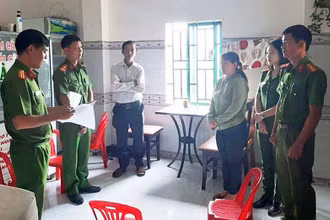 Cơ quan Công an đọc lệnh bắt giam đối tượng Trần Thị Yến Chi. Ảnh: VĂN NGỌC