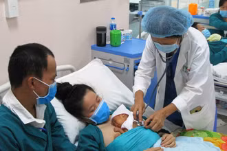 Bé gái mới sinh cân nặng chỉ 700 gram, sau 57 ngày chăm sóc đặc biệt tại Bệnh viện Sản Nhi Long An đã cân nặng 1,545 kg và được xuất viện.