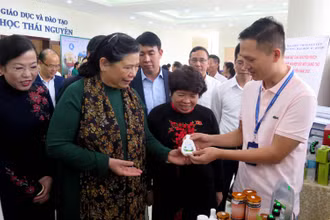 Đồng chí Tòng Thị Phóng thăm một số sản phẩm khoa học công nghệ của Đại học Thái Nguyên nghiên cứu, sản xuất.