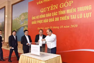 Thủ tướng Nguyễn Xuân Phúc quyên góp ủng hộ, hỗ trợ đồng bào các tỉnh miền trung.