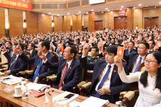 Các đại biểu biểu quyết thông qua Nghị quyết Đại hội nhiệm kỳ 2020-2025.