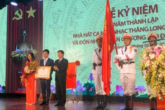 Nhà hát Ca múa nhạc Thăng Long nhận Huân chương Lao động hạng Ba.