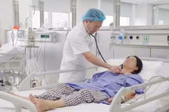 TS Nguyễn Văn Tuyến – Giám đốc Trung tâm Đột quỵ não thăm khám cho bệnh nhân chảy máu não do vỡ dị dạng mạch.