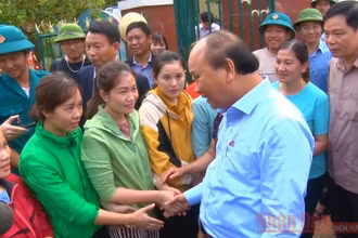 Thủ tướng Nguyễn Xuân Phúc trò chuyện với giáo viên Trường mầm non xã Hiền Ninh, huyện Quảng Ninh, tỉnh Quảng Bình.