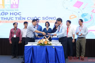 Đại diện lãnh đạo Sở GD-ĐT TP Hồ Chí Minh và Công viên Phầm mềm Quang Trung ký thỏa thuận hợp tác.