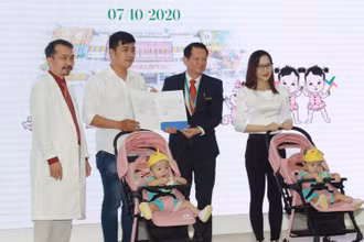 Hai bé Trúc Nhi - Diệu Nhi trong ngày xuất viện.