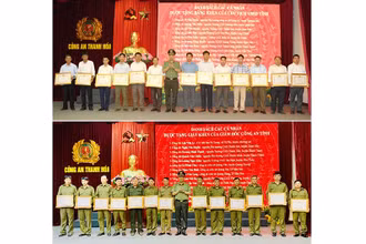Lãnh đạo Công an tỉnh Thanh Hóa trao thưởng cho các Công an xã có thành tích xuất sắc.