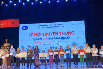 Những khách hàng là hộ nghèo khó khăn được nhận sổ tiết kiệm trị giá 10 triệu đồng do CEP trao tặng sáng 31-10.