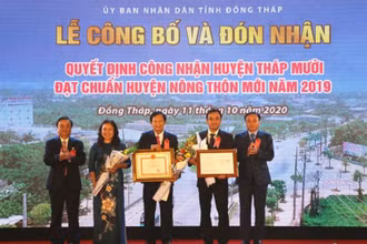Lãnh đạo huyện Tháp Mười đón nhận quyết định của Thủ tướng Chính phủ công nhận huyện đạt chuẩn NTM.