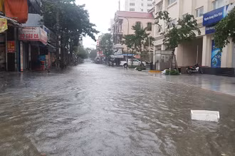 Mưa lớn gây ngập lụt các tuyến đường như Trần Phú, Thái Phiên…, nước tràn vào cả nhà dân.