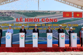 Các đại biểu ấn nút khởi công dự án đường nối TP Thanh Hóa với Cảng hàng không Thọ Xuân.