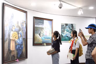 Các đại biểu tham quan triển lãm.