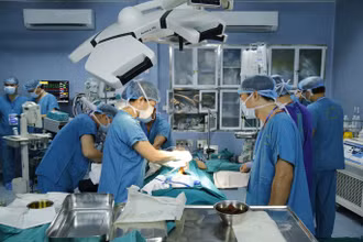 Các bác sĩ tiến hành ca ghép ruột cho bệnh nhân.