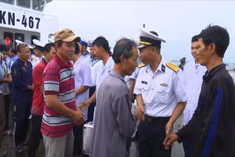 Giây phút các thuyền viên lên cảng.