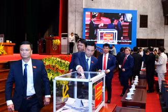 Các đại biểu dự Đại hội Đảng bộ TP Hà Nội lần thứ XVII, quyên góp ủng hộ đồng bào bị ảnh hưởng do thiên tai tại các tỉnh miền trung. (Ảnh: DUY LINH)
