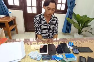Đối tượng Nguyễn Văn Phúc cùng với tang vật gây án.