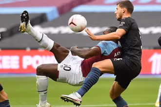 Man City bị cầm chân trên sân của West Ham
