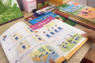 Sau 5 bộ SGK lớp 1, Bộ GD-ĐT đang tích cực chuẩn bị các bộ SGK lớp 2, lớp 6 để sử dụng cho năm học 2021-2020. Ảnh: ĐỨC DUY