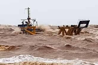 Thêm hai thuyền viên của tàu Vietschip 01 được cứu hộ đưa vào bờ an toàn vào chiều 9-10.