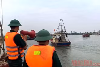 Thanh Hóa kêu gọi tàu thuyền về nơi tránh trú trước bão số 7. Ảnh: MAI LUẬN.