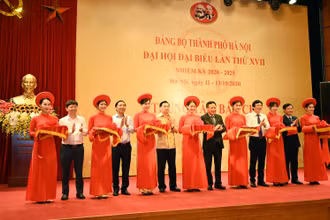 Các đại biểu cắt băng khai trương Trung tâm Báo chí Đại hội Đảng bộ thành phố Hà Nội lần thứ 17.