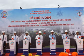 Lãnh đạo tỉnh và đơn vị thi công nhấn nút khởi công công trình Đại lộ Đông Tây.