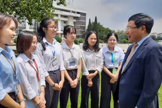 Phó Thủ tướng Phạm Bình Minh trao đổi với sinh viên Đại học quốc gia TP Hồ Chí Minh.