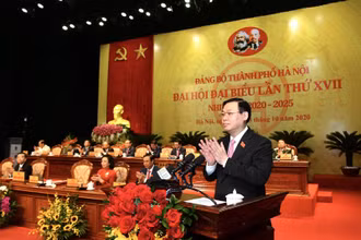 Đồng chí Vương Đình Huệ, Uỷ viên Bộ Chính trị, Bí thư Thành uỷ Hà Nội khoá XVII đọc diễn văn bế mạc đại hội.