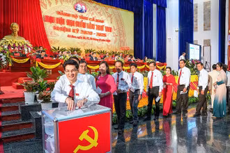 Đại biểu tỉnh Cà Mau bỏ phiếu bầu Đoàn đại biểu đi dự Đại hội đại biểu toàn quốc lần thứ XIII của Đảng.