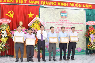 Phó Bí thư Thường trực Tỉnh ủy Vĩnh Long Bùi Văn Nghiêm trao Bằng khen của UBND tỉnh Vĩnh Long cho các tập thể có thành tích xuất sắc. 