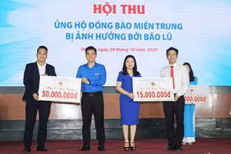 Đại diện Thành đoàn, Hội Sinh viên TP Hà Nội tiếp nhận ủng hộ nhân dân miền trung từ các cơ sở Đoàn, Hội trường đại học, cao đẳng, học viện trên địa bàn Thủ đô.