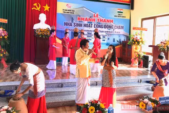 Biểu diện văn nghệ chào mừng lễ Khánh thành Nhà sinh hoạt cộng đồng Chăm.