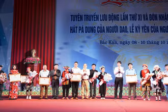 Trao chứng nhận hát Pá dung của người Dao và Lễ Kỳ yên của người Tày vào danh mục “Di sản văn hóa phi vật thể quốc gia”.