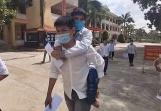 Đôi bạn đã 10 năm cõng nhau đến trường. (Ảnh: Báo LĐ)