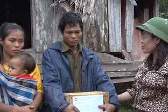 Đại diện lãnh đạo MTTQ VN tỉnh Quảng Bình thăm, động viên gia đình nạn nhân.