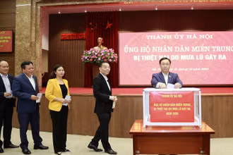 Bí thư Thành ủy Vương Đình Huệ cùng các đồng chí lãnh đạo thành phố Hà Nội quyên góp ủng hộ đồng bào miền trung bị thiệt hại do mưa lũ gây ra.