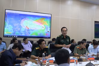 Cuộc họp ứng phó với áp thấp nhiệt đới trên biển Đông và tình hình mưa lũ sáng 12-10.