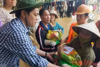 PVTT Báo Nhân Dân tại Quảng Bình trao quà cứu trợ cho người dân