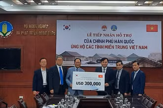 Thứ trưởng Bộ Nông nghiệp và Phát triển Nông thôn, Ủy viên Ban Chỉ đạo Trung ương về Phòng, chống thiên tai Nguyễn Hoàng Hiệp nhận khoản hỗ trợ trị giá 300.000 USD từ Đại sứ đặc mệnh toàn quyền Hàn Quốc tại Việt Nam Park Noh-Wan.