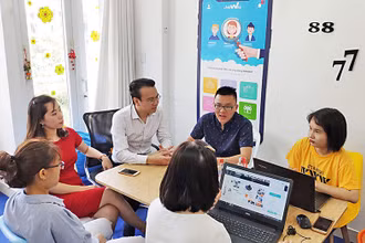 TS Đào Lê Hòa An (áo trắng kẻ sọc trong ảnh) cùng các cộng sự lên kế hoạch phát triển ứng dụng JobWay.