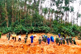 Lực lượng cứu hộ, cứu nạn đang khẩn trương tìm kiếm những người mất tích tại khu vực Tiểu khu 67, Trạm Kiểm lâm sông Bồ.