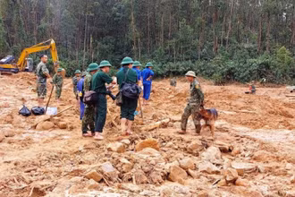 Hiện trường các lực lượng cứu hộ, cứu nạn tìm kiếm những người mất tích tại khu vực Tiểu khu 67, Trạm Kiểm lâm sông Bồ (Ảnh: Công Hậu).