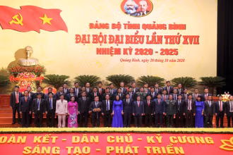 Ban Chấp hành Đảng bộ tỉnh Quảng Bình khóa 17 ra mắt, nhận nhiệm vụ.